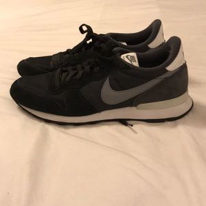 Nike Internationalist Sneaker Black size 10